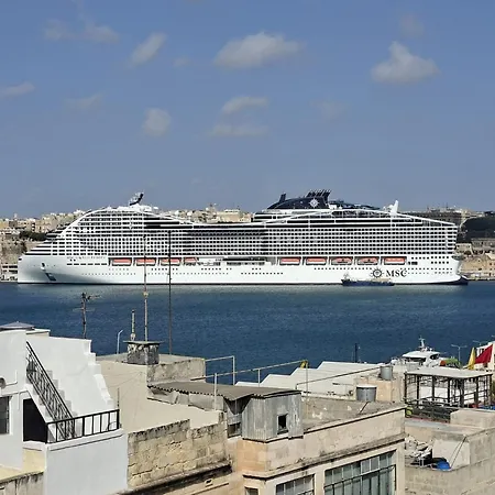 Medieval Knights House 1st Fl App With Sea View At The Marina Gazde/Camere de închiriat