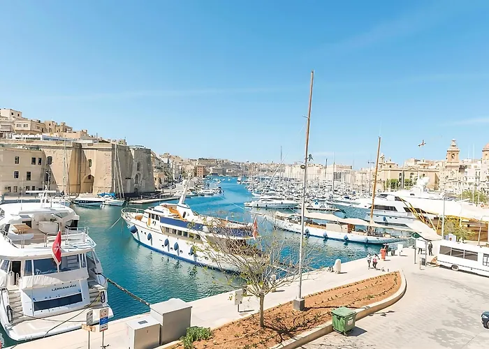 Gazde/Camere de închiriat Medieval Knights House 1st Fl App With Sea View At The Marina *