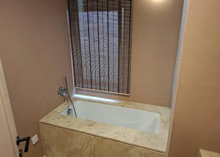 Medieval Knights House 1st Fl App With Sea View At The Marina *