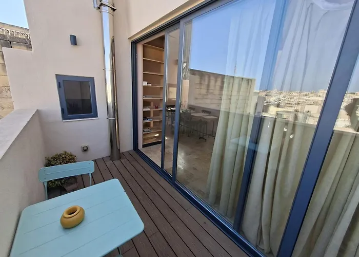 Medieval Knights House 1st Fl App With Sea View At The Marina