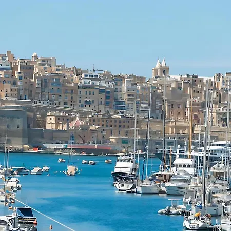 Alloggio in famiglia Deluxe Room With Balcony And Seaview At The Marina With Shared Bathroom Senglea