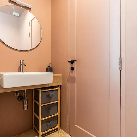 Deluxe Room With Balcony And Seaview At The Marina With Shared Bathroom Alloggio in famiglia