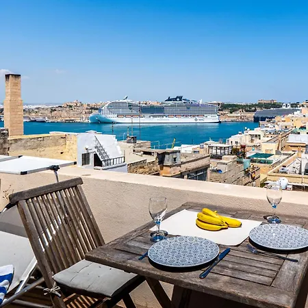 Deluxe Room With Balcony And Seaview At The Marina With Shared Bathroom Alloggio in famiglia