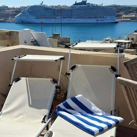 Deluxe Room With Balcony And Seaview At The Marina With Shared Bathroom Alloggio in famiglia