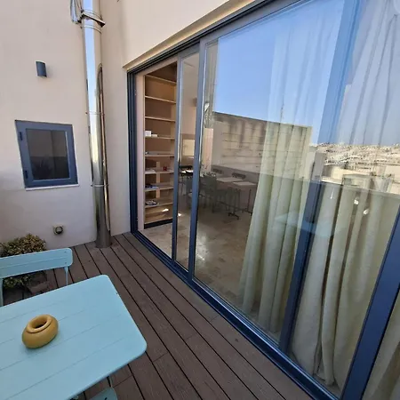 Deluxe Room With Balcony And Seaview At The Marina With Shared Bathroom Alloggio in famiglia