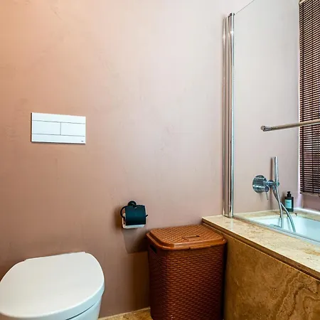 Alloggio in famiglia Deluxe Room With Balcony And Seaview At The Marina With Shared Bathroom