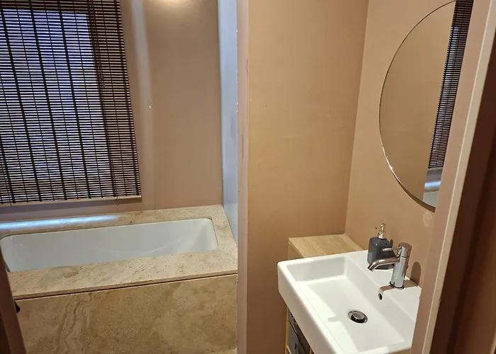 Medieval Knights House 1st Fl App With Sea View At The Marina